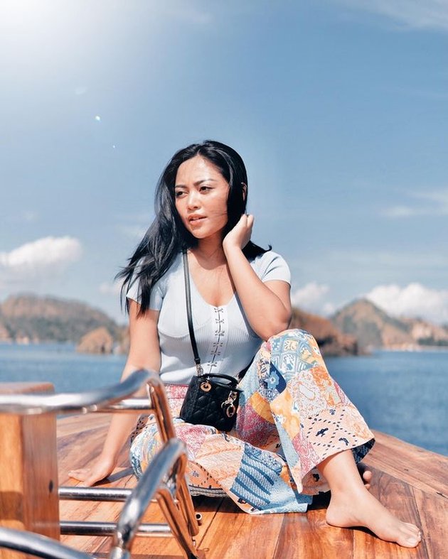 Rachel Vennya tampak menikmati liburannya di Labuan Bajo. Kembali ke alam setelah penat dengan hiruk pikuk ibukota tentu bikin hati sangat bahagia.