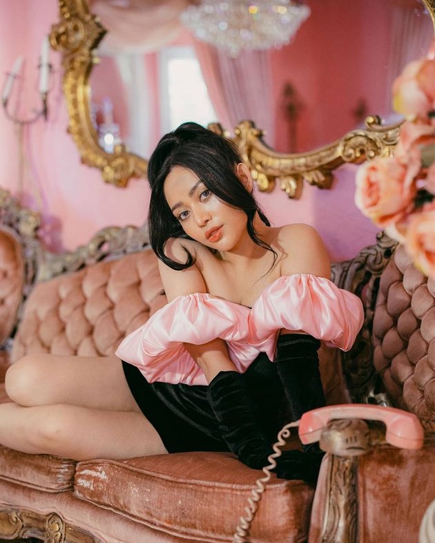 8 Brave Portraits of Rachel Vennya on the Bed, Netizens Say Resembles Adult Magazine Model