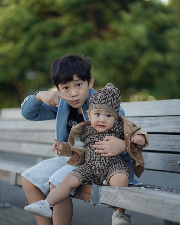 8 Pictures of Rafathar Taking Care of Rayyanza 'Cipung' in New York, Equally Handsome and Adorable Netizens