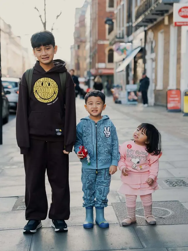 Anak Nagita Slavina liburan di London