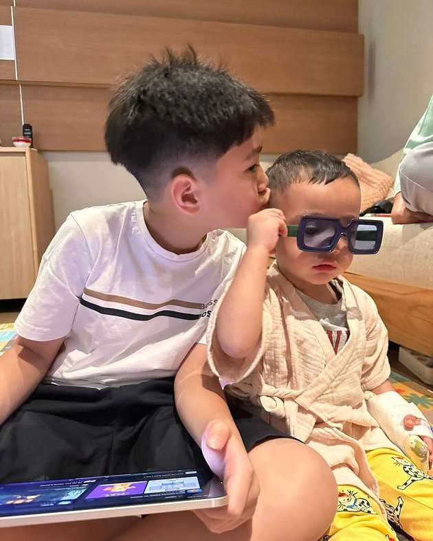 8 Portraits of Rafathar Taking Care of Sick Rayyanza, Being a Caring Brother for His Younger Brother