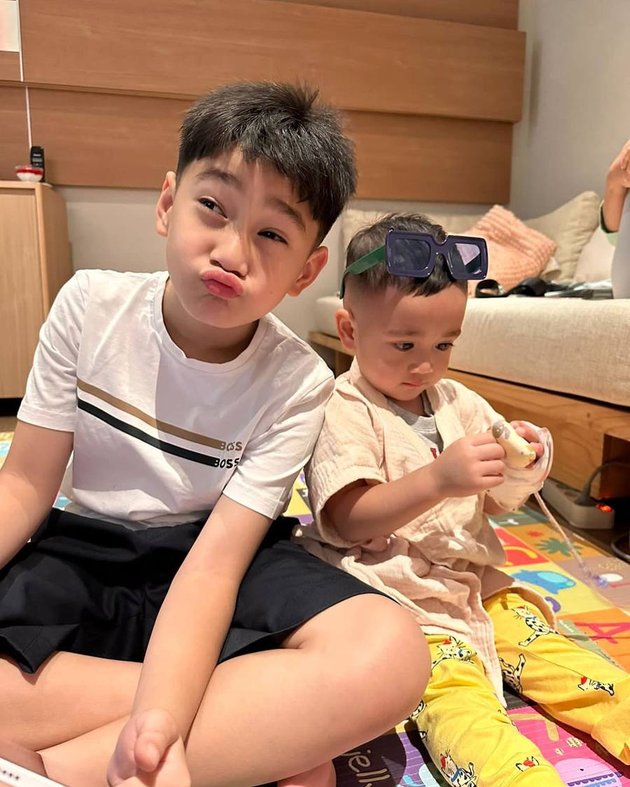 8 Portraits of Rafathar Taking Care of Sick Rayyanza, Being a Caring Brother for His Younger Brother