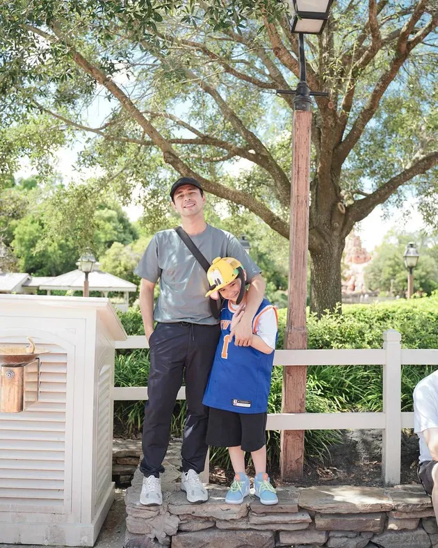 Raffi Ahmad bareng Rafathar dan Rayyanza