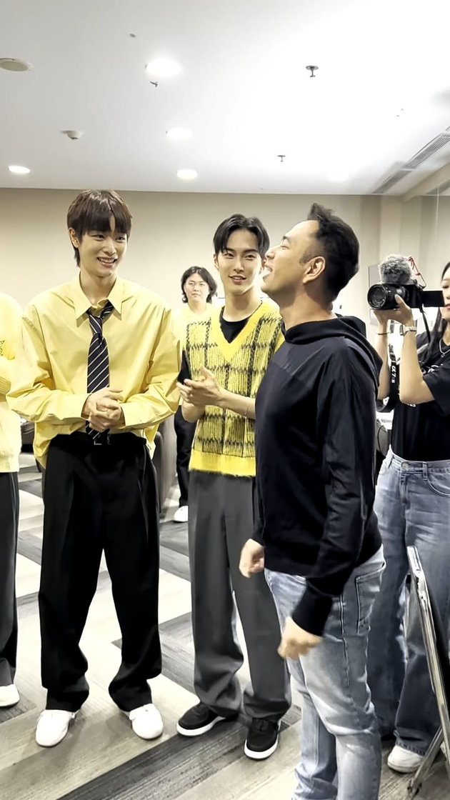 8 Photos of Raffi Ahmad Meeting RIIZE Backstage at the Indonesian Television Awards 2023, It's Not Complete Without Doing a Salto in Front of K-Pop Idols