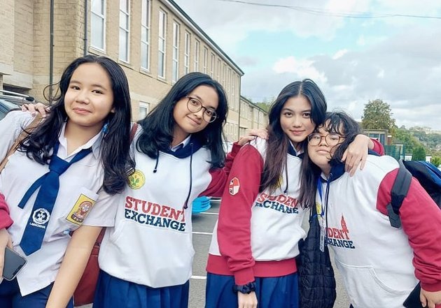 8 Portraits of Raihana Zemma, Sahrul Gunawan's Daughter, Participating in Student Exchange in England, Proudly Showcasing Indonesian Culture