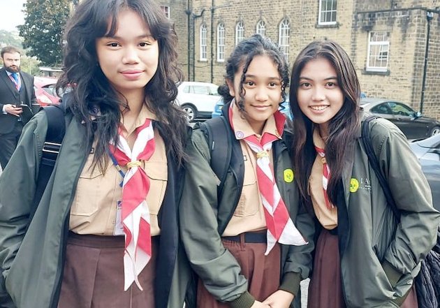 8 Portraits of Raihana Zemma, Sahrul Gunawan's Daughter, Participating in Student Exchange in England, Proudly Showcasing Indonesian Culture