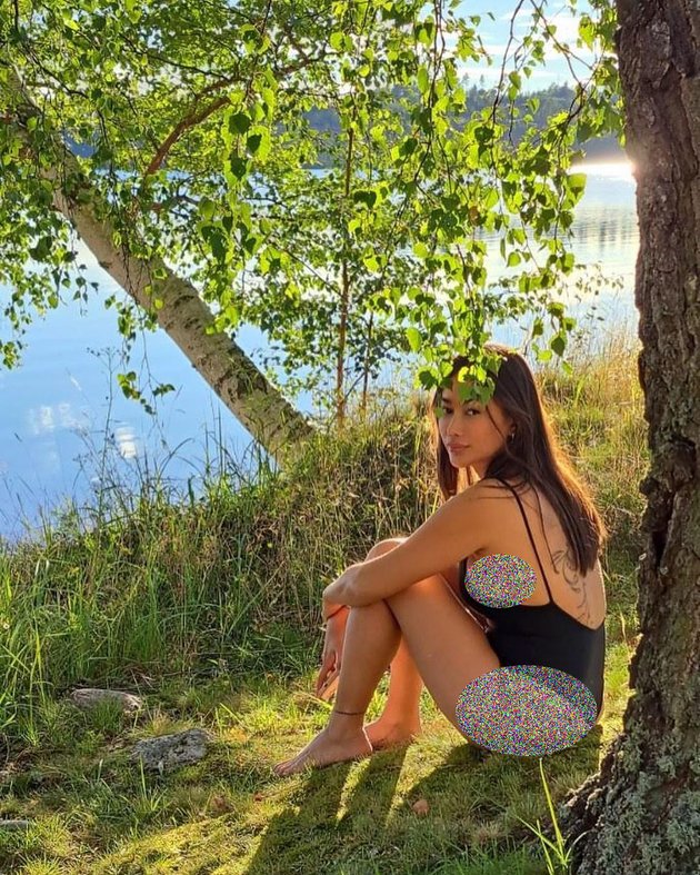Inilah potret terbaru Ratu Felisha yang saat ini sedang menikmati liburan di Swedia. Bersantai di tepi danau dengan memakai swimsuit, ia memamerkan body goals-nya menjelang usia 40 tahun.