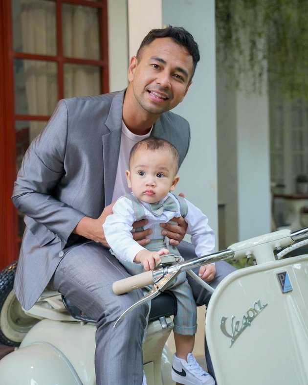 8 Potret Rayyanza and Raffi Ahmad Riding Vespa, Equally Handsome - Melongo Cipung's Funny and Adorable Expression