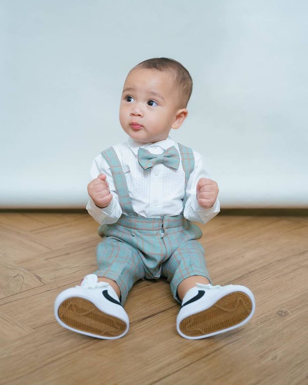 8 Portraits of Rayyanza Wearing a Suit and Butterfly Bowtie, His Style is Like a Little Boss - Netizens are More Amazed