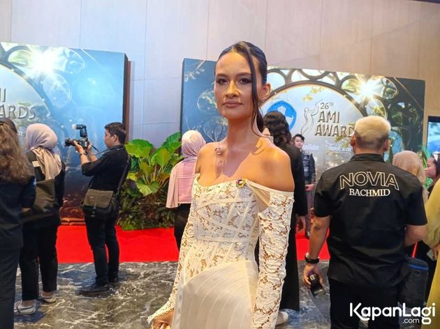 8 Portraits of Rebecca Reijman Looking Elegant and Charming at the 2023 AMI Awards, with a Palestine Pin on Her Chest