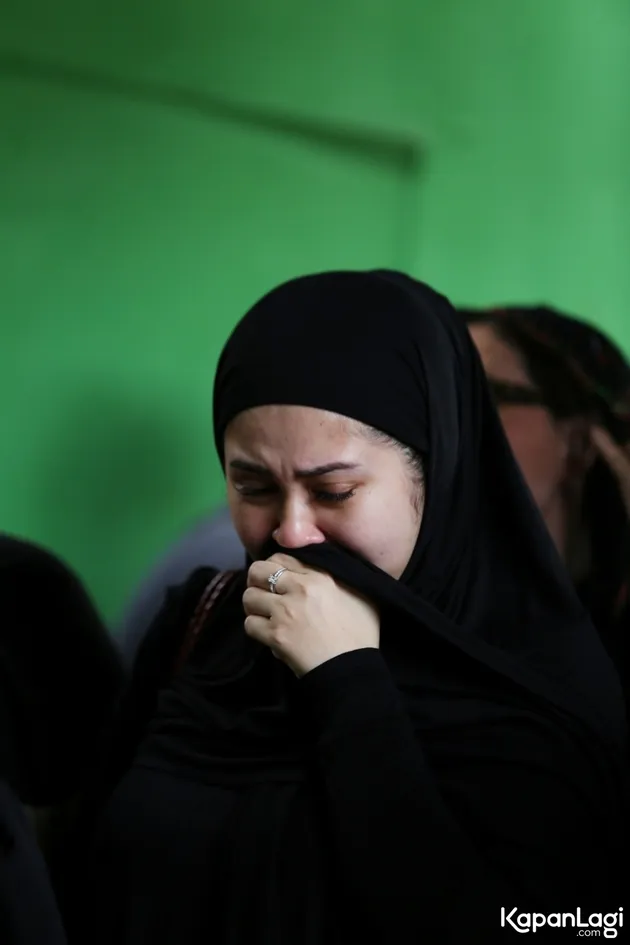 Artis di Pemakaman Ayah Mona Ratuliu