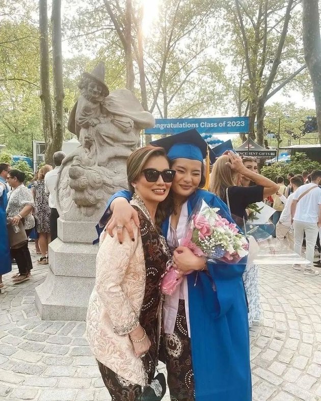 Pagi tadi Reza Artamevia membagikan sejumlah foto momen wisuda putri sulungnya, Zahwa Massaid.