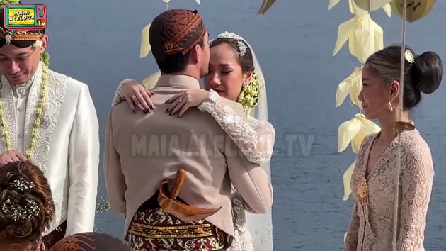 8 Photos of Reza Rahadian Kissing and Hugging BCL After the Wedding Ceremony, Netizens Question Tiko Aryawardhana's Feelings