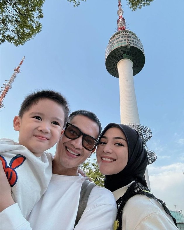 8 Portraits of Rezky Aditya, the Star of the Soap Opera 'TERTAWAN HATI', During Vacation in Korea, Fulfilling Wife's Request to Look Like a Royal Family