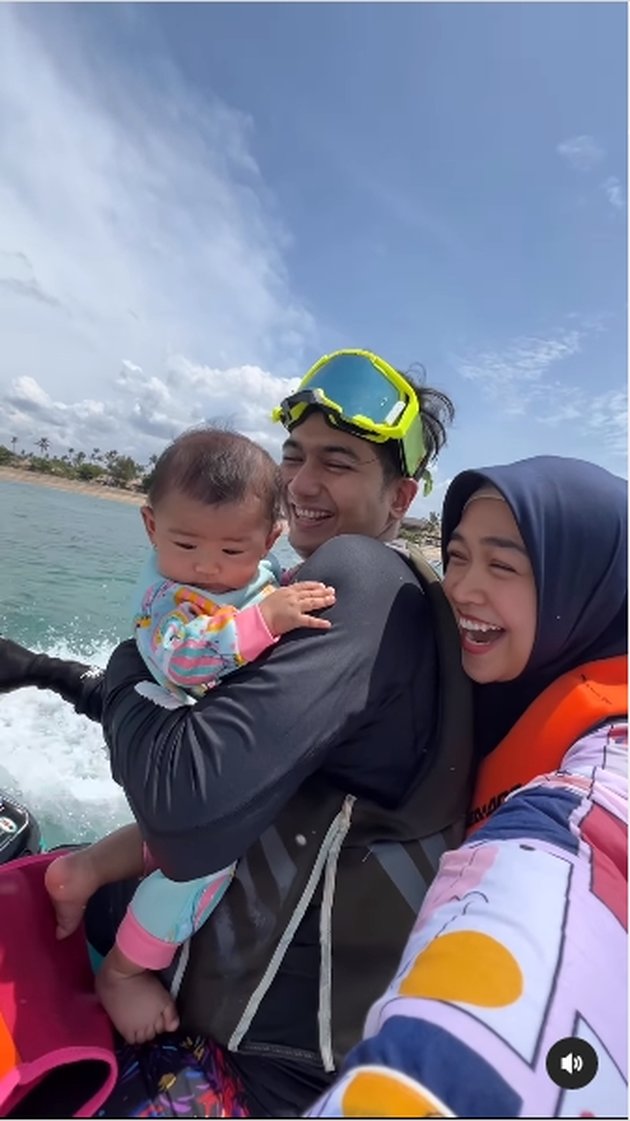 8 Photos of Ria Ricis and Teuku Ryan Taking Baby Moana on a Jetski Ride, Netizens Criticize the Child for Not Wearing a Safety Harness