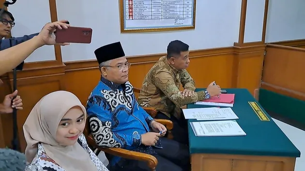 Ria Ricis Cium Tangan Teuku Ryan di Persidangan