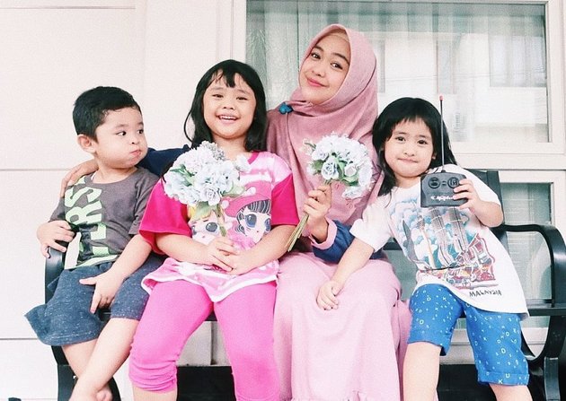 8 Potraits of Ria Ricis Taking Care of Her Niece with a Motherly Vibe, Wanting a Child Similar to Teuku Ryan