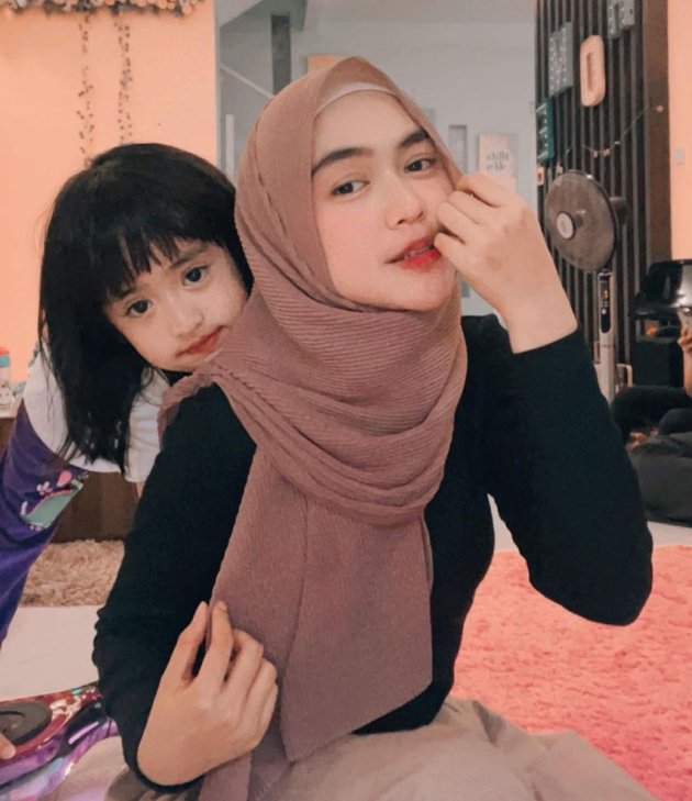 8 Potraits of Ria Ricis Taking Care of Her Niece with a Motherly Vibe, Wanting a Child Similar to Teuku Ryan