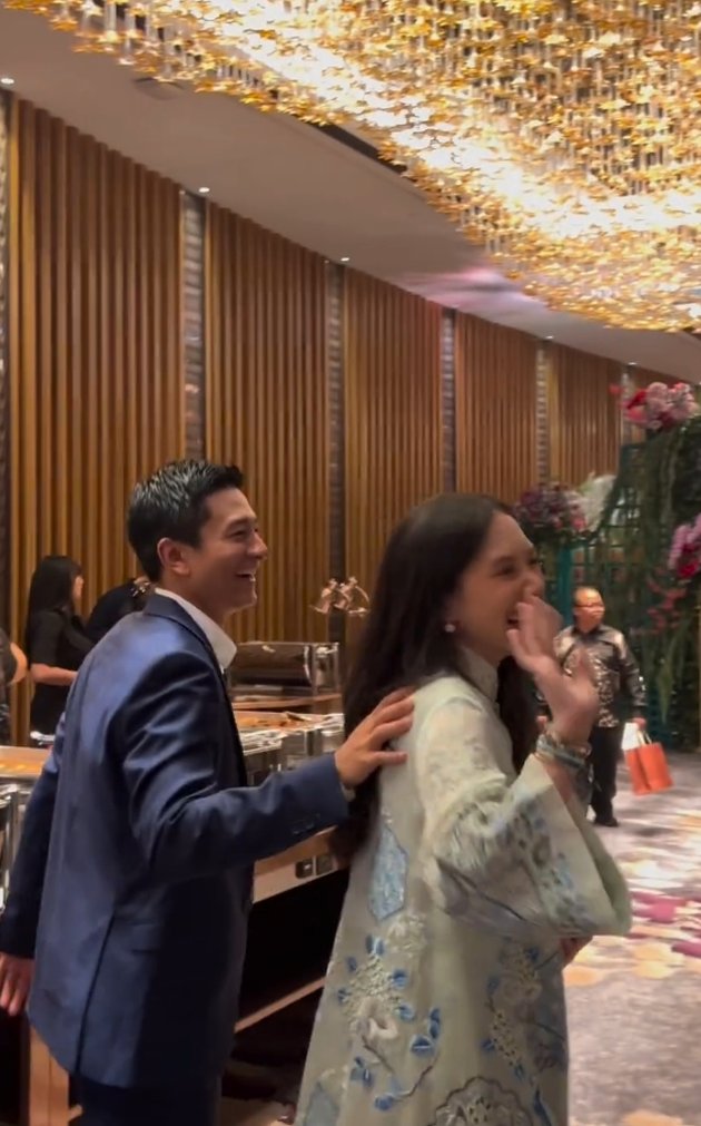 8 Photos of Rio Haryanto Being Affectionate with His Girlfriend, Rumored to be Engaged to Sandiaga Uno's Beautiful Niece
