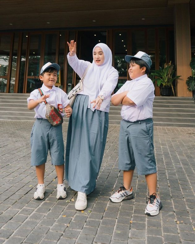 8 Photos of Ririe Fairus Wearing High School Uniform with Her Two Sons, Being Schoolmates and Called Siblings