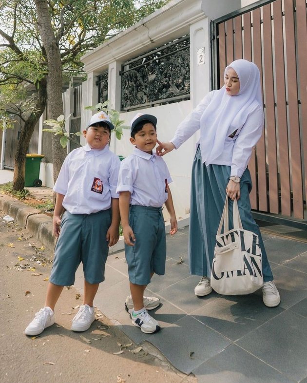 8 Photos of Ririe Fairus Wearing High School Uniform with Her Two Sons, Being Schoolmates and Called Siblings