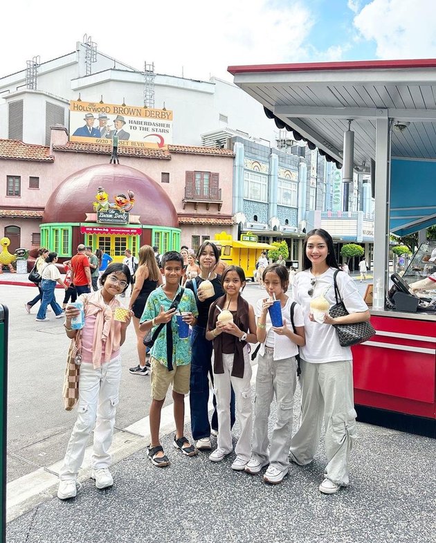 8 Portraits of Ririn Dwi Ariyanti, Star of the TV Series 'CINTA SETELAH CINTA', Having Fun on Vacation with Her Children in Singapore