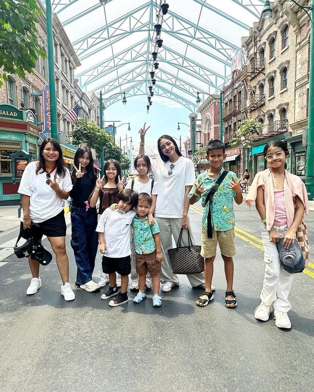 8 Portraits of Ririn Dwi Ariyanti, Star of the TV Series 'CINTA SETELAH CINTA', Having Fun on Vacation with Her Children in Singapore
