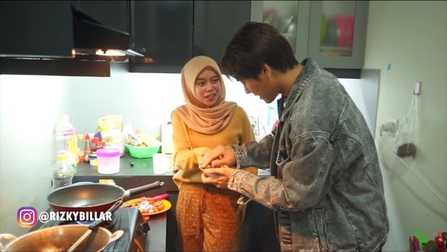 8 Portraits of Rizky Billar Coming to Lesti's House, Cooking Together and Holding Hands