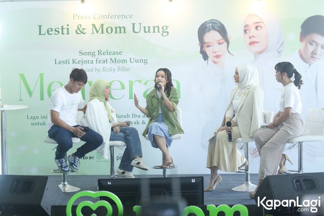 10 Portraits of Lesti Kejora and Rizky Billar Giving 'Gifts' to Breastfeeding Mothers, Crying in Remembrance of Breastfeeding Period