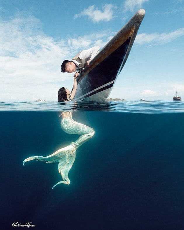 8 Romantic Portraits of Boy William and Karen Vendela Prewed in Raja Ampat, Underwater Photoshoot - Becoming Mermaids