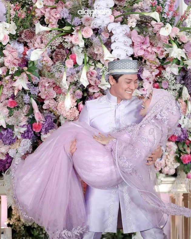 8 Romantic Portraits of Lesti Kejora and Rizky Billar After the Religious Ceremony, Intimate Carrying