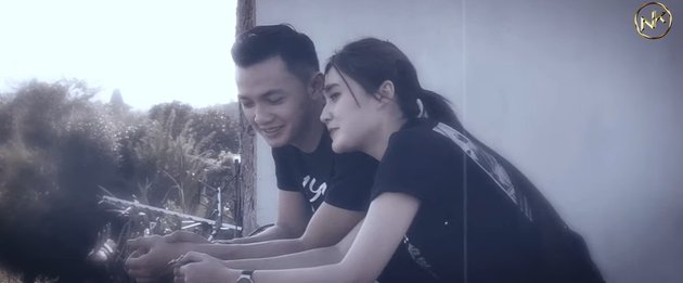 8 Romantic Portraits of Nella Kharisma and Dory Harsa in the 'Banyu Moto' Music Video, Making You Emotional