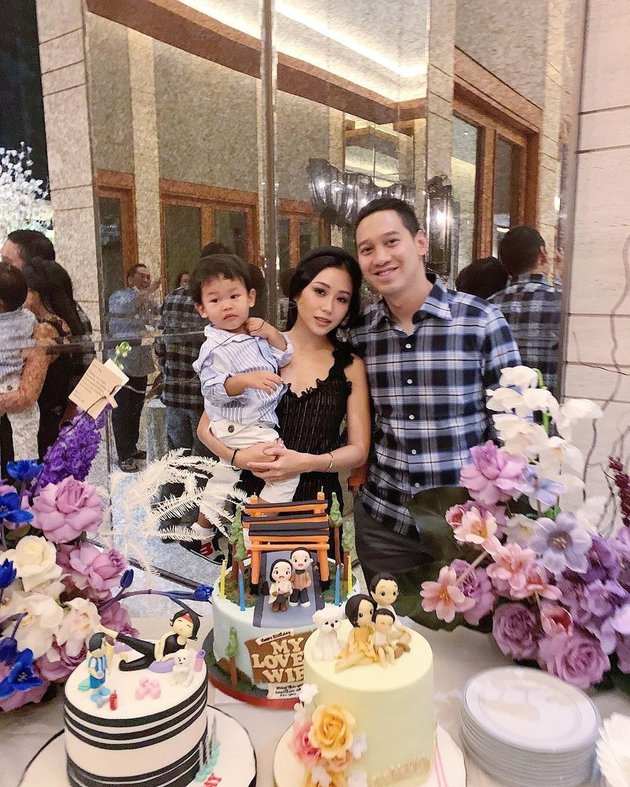 Keluarga idaman, ini potret lengkap keluarga kecil Aga Bakrie dan Ling Ling bersama sang buah hati. Pernikahan mereka telah berjalan tiga tahun.