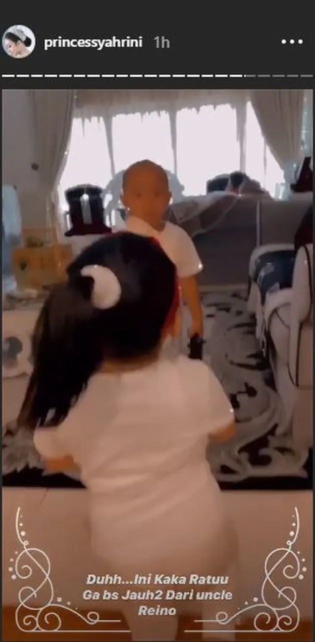 Ruang tamu di rumah Syahrini