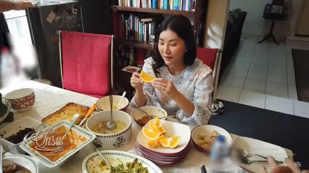 8 Portraits of Ruben Onsu Celebrating Eid al-Adha at Ivan Gunawan's House, Eating Ketupat with Mixed Vegetables