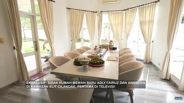 Ruang makan di rumah Adly &amp; Angbeen