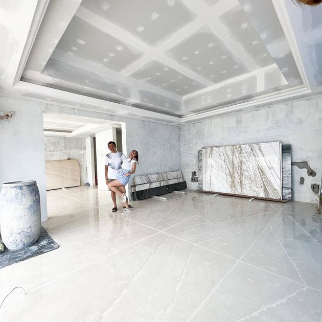 8 Pictures of Ayu Dewi's Luxurious New House, White Marble Nuanced and There is a Swimming Pool - Will be Equipped with a Lift?
