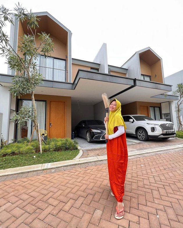 Seperti inilah potret bahagia Farida Nurhan yang baru saja menempati rumah barunya di kawasan The Sanctuary Collection, Sentul.