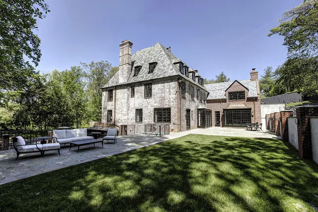 Ini dia rumah baru Obama yang akan digunakannya untuk tinggal bersama dengan keluarganya. Tidak di negara bagian maupun kota lain, rumah ini lokasinya masih di Washington.