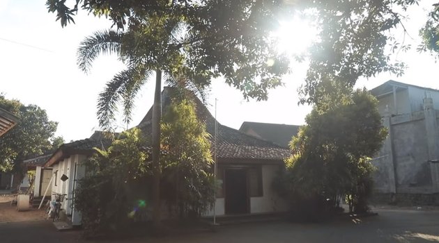 Rumah masa kecil SBY yang terletak di Pacitan, Jawa Timur ini kini diberi nama Pendopo SBY. 