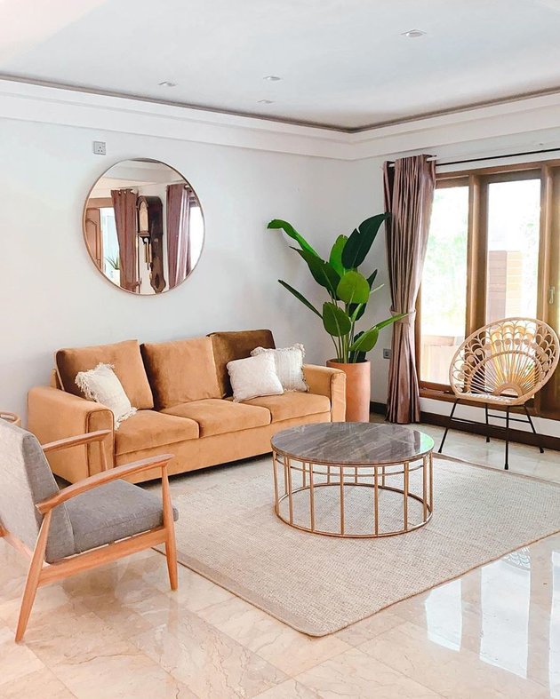 8 Portraits of Dian Pelangi's Luxurious House, Spacious and Comfortable - Dominated by Earth Tone Colors
