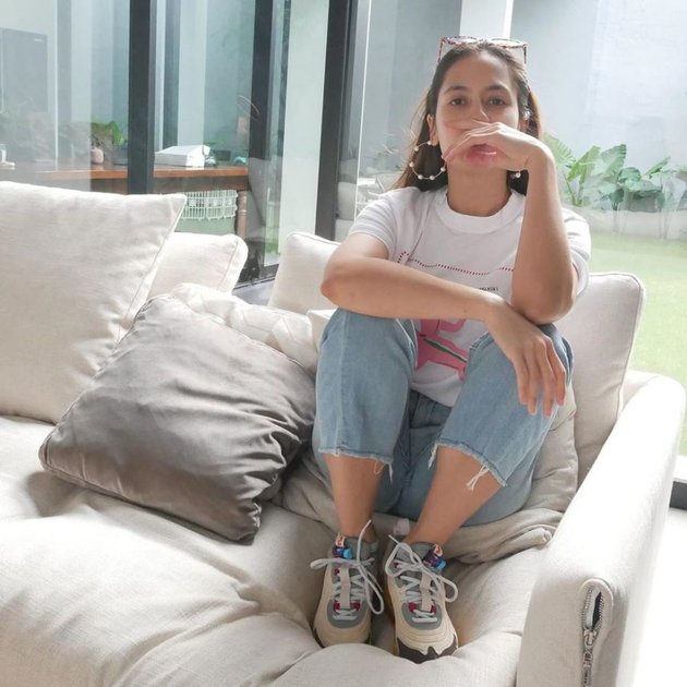 8 Portraits of Pevita Pearce's House, Semi Outdoor and Elegant Concept with White Gold Nuance