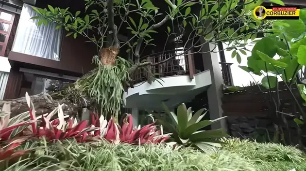 Rumah Sabrina Chairunnisa dan Deddy Corbuzier bergaya tropis
