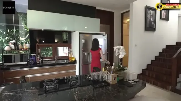 Aksen kayu di Rumah Sabrina Chairunnisa dan Deddy Corbuzier