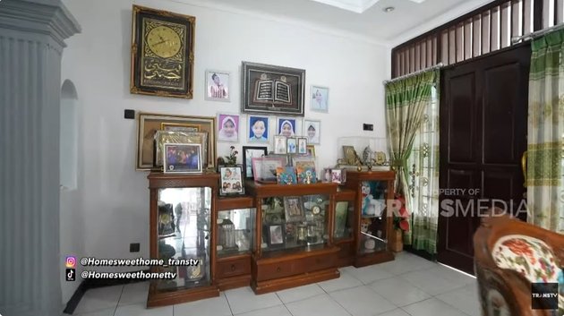 8 Portraits of Ustaz Maulana's Grand and Rarely Highlighted House, Simple But Interior with All-Gold Nuances