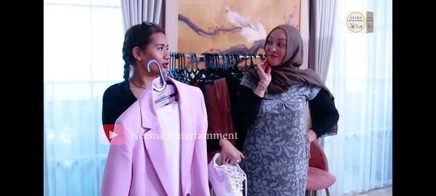 8 Potraits of Angelina Sondakh's Fun in Make Over Her Daughter Zahwa Massaid