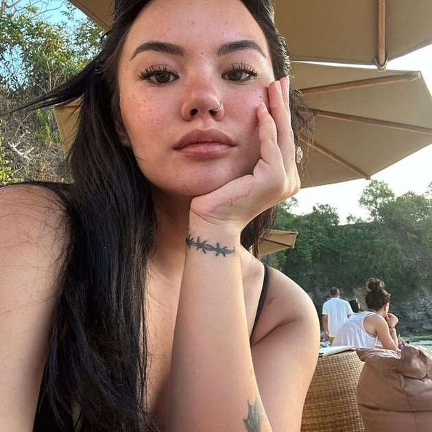 8 Portraits of Shafa Harris Without Makeup During a Vacation in Thailand
