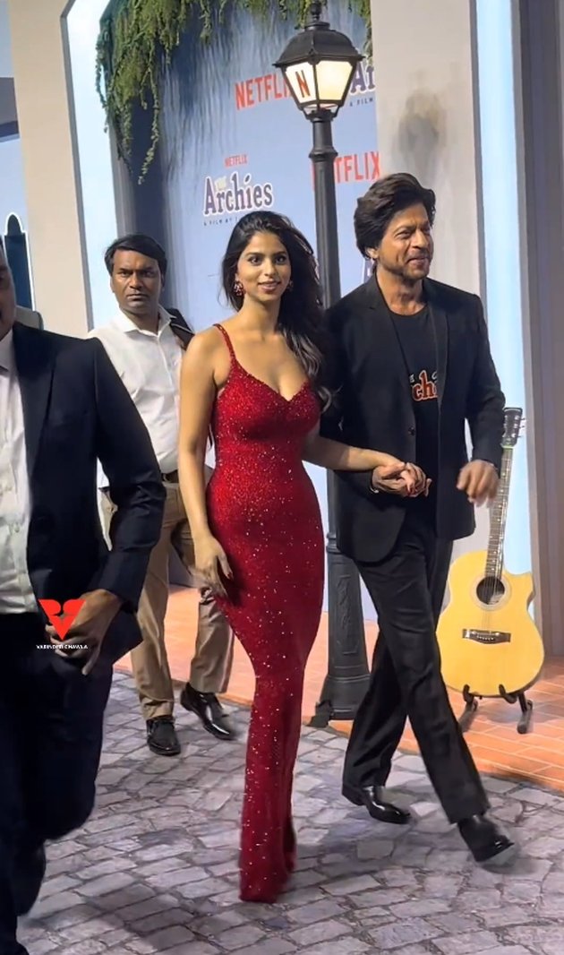 8 Pictures of Shahrukh Khan accompanying Suhana Khan at the premiere of her debut film, holding hands so sweetly
