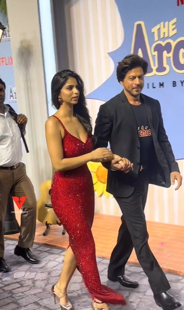 8 Pictures of Shahrukh Khan accompanying Suhana Khan at the premiere of her debut film, holding hands so sweetly