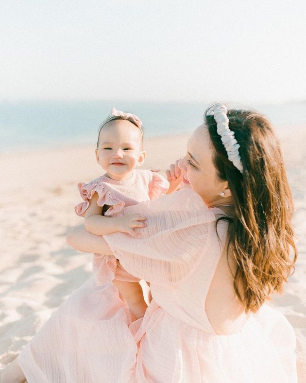 8 Portraits of Shandy Aulia and Baby Claire at Bali Beach, Beautifully Wearing Matching Pink Dresses
